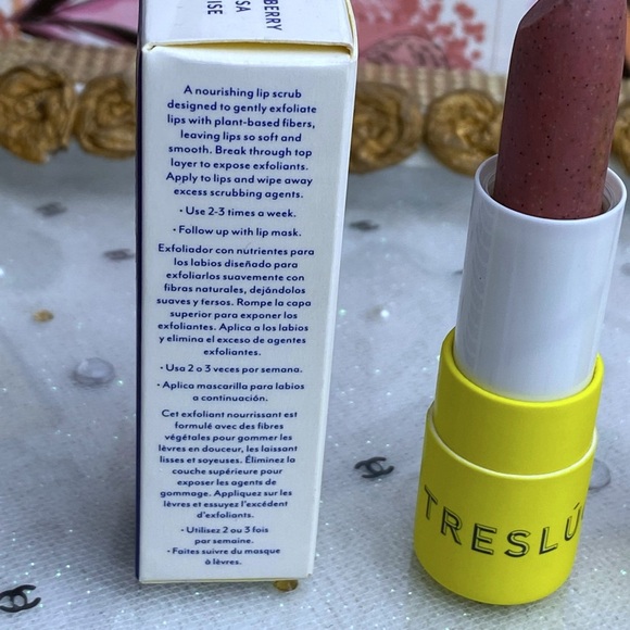 Treslúce Beauty Strawbery Exfoliating Lip Scrub - Picture 3 of 7